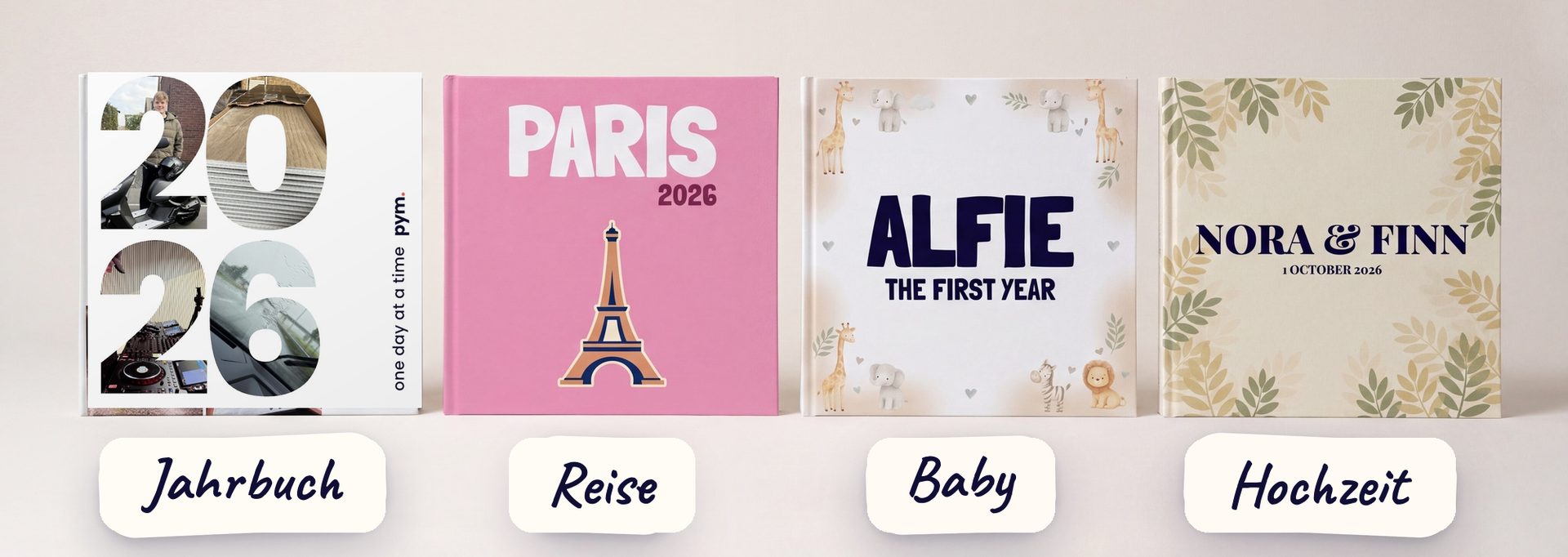 Vier gedruckte PYM-Bücher in einer Reihe: ein Jahrbuch 2026, ein Reisefotobuch von Paris, ein Babybuch für Alfie und ein Hochzeitsbuch für Nora und Finn